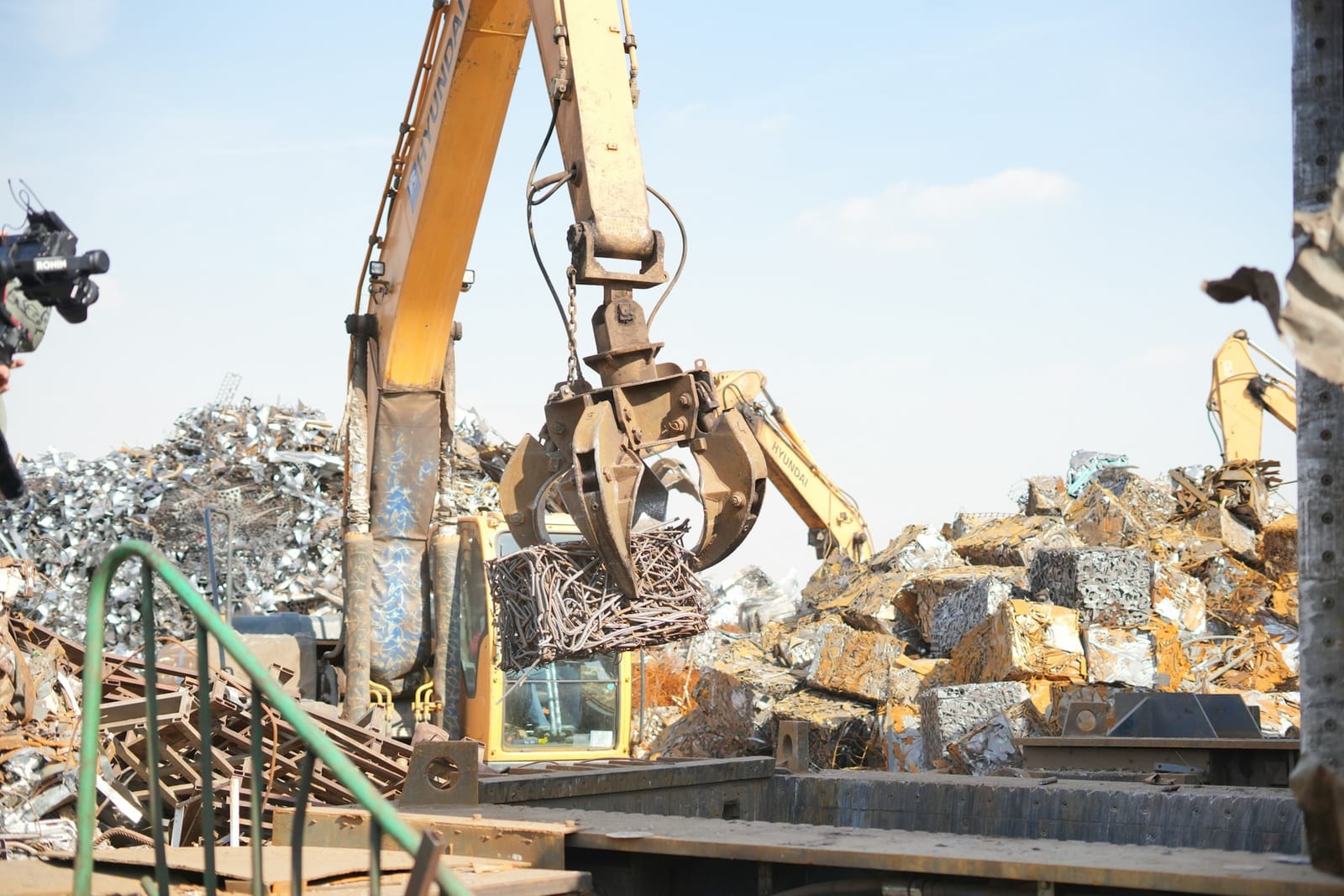 Chatarra férrica y no férrica clasificada en una planta de reciclaje de metales